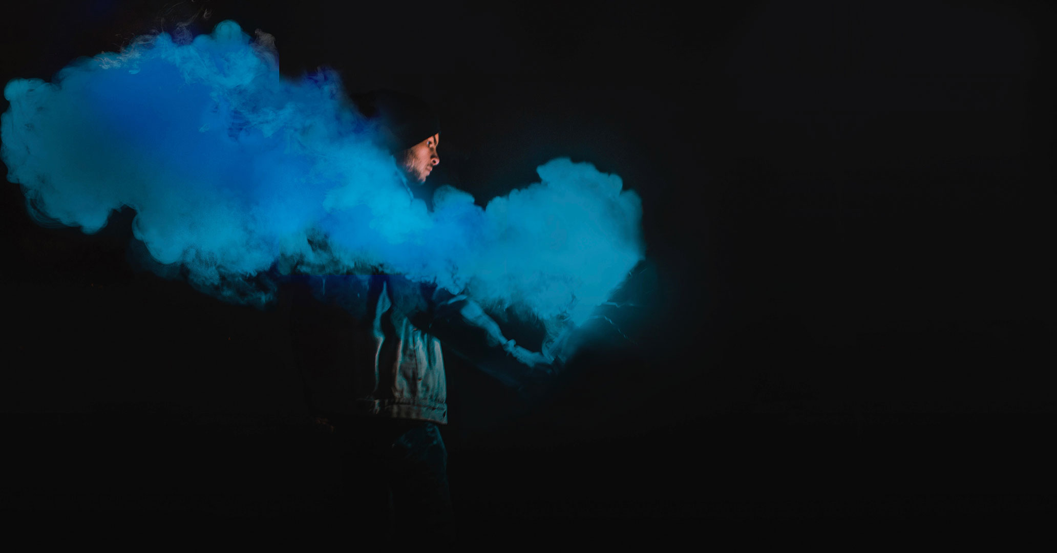 blue-smoke-in-dark